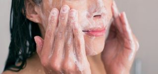 Złuszczanie naskórka – rola zabiegów złuszczających w pielęgnacji twarzy