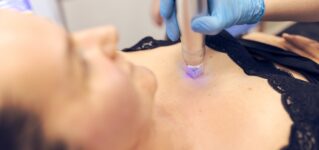 Rozstępy na piersiach – pielęgnacja czy zabiegi?